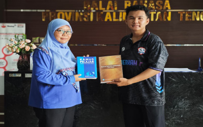 Menumbuhkan Budaya Literasi: MTs Terpadu Berkah Palangka Raya Terima Bantuan Buku dari Balai Bahasa Provinsi Kalimantan Tengah