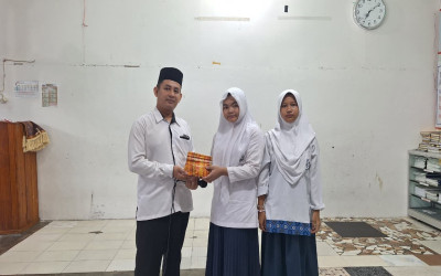 Momen Haru Penyerahan Piala: Jesika Terima Apresiasi Langsung dari Kepala Madrasah