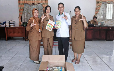 Dispursip Kalteng Serahkan Bantuan Buku untuk MTs Terpadu Berkah Palangkaraya