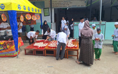 KEBERSAMAAN PENUH CITA RASA: INDOFOOD INDOMIE BERBAGI 400 CUP UNTUK SELURUH WARGA MTS TERPADU BERKAH PALANGKA RAYA
