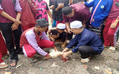 Kuatkan karakter dan keterampilan islami, Siswa kelas IX MTs Terpadu Berkah Laksanakan ujian Praktik Penyembelihan Hewan
