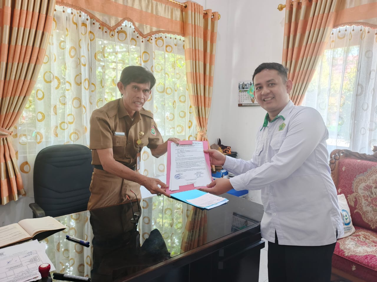 Penyerahan bantuan buku dari Dispursip Provinsi Kalimantan Tengah oleh Bapak Drs. Rody, M.Si kepada Kepala Madrasah MTs Terpadu Berkah Palangkaraya, Ahmad Sahiba, M.Pd, Senin (13/10/2025).